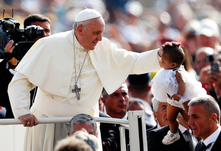 El Papa Francisco bendice a una niña a su llegada para la audiencia general en la Plaza St. Pedro en el Vaticano el 10 de septiembre.  (Foto de CNS  /Paul Haring) 
