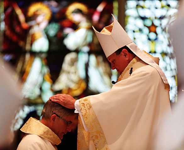 El Arzobispo Thomas Rodi de la Arquidiocesis de Mobile, Ala., impone sus manos sobre la cabeza del Obispo Joseph Kopacz durante la misa de su ordenación.
