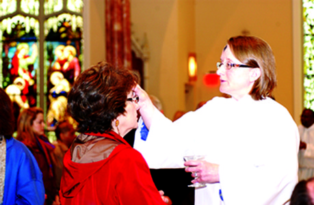 Mary Woodward, canciller diocesano, unta las cenizas el Miércoles de Ceniza en la Catedral de San Pedro. (Foto archivo de Mississippi Católico) 