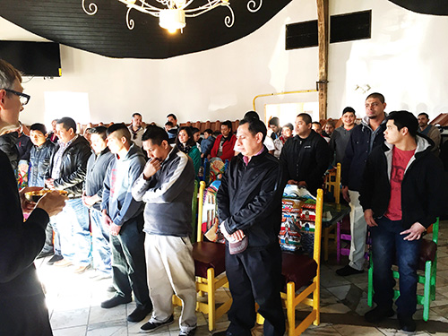 TUPELO – El Padre Lincoln Dall, (izq.) le impartió las cenizas a un grupo de trabajadores de la construcción durante una Misa special para la celebración del Miércoles de Ceniza, el sábado 13 de febrero en el Restaurante D-Casa. El Padre Lincoln celebró dos Misas más en otros dos restaurantes. (Foto de Raquel Escobar)