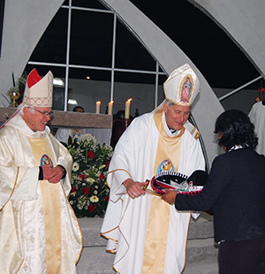 Durante la misa de consagración, (arriba) la Diócesis de Saltillo le ofreció un sobrero mexicano al obispo como símbolo de unión con la Diócesis de Jackson. 