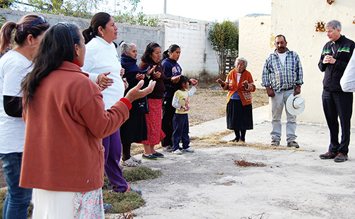 Los habitantes del Rancho San José se reunieron en frente de la capilla para recibir la bendición del obispo y para saludarlo. El obispo igualmente bendijo las capillas y a los miembros de los otros 12 ranchos que visitó.