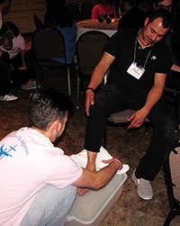 Como parte de una dinámica, Rhamses Graterol le lava los pies a Francisco Bermúdez. Graterol es miembro de la  Pastoral Juvenil Hispana de la Diócesis de San Agustín. Bermúdez sirve en la parroquia San Francisco de Asís en New Albany. Los jóvenes participaron en una actividad que se llama Ágape en la cual tomaron jugo y comieron pan, (sin consagrar) en representación de la última cena, y luego hicieron el lavatorio de los pies. 