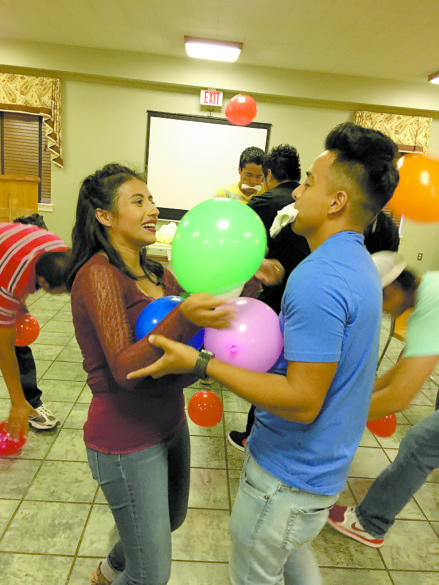 JACKSON – Wilmer Urizar, de la Catedral de San Pedro, y Diana Wox, de la Parroquia Santa Teresa, participan en una dinámica sobre liderazgo durante el convivio juvenil en octubre. El motivo del evento fue para que los jóvenes se conozcan y se hagan amigos. (Foto de Verónica López)