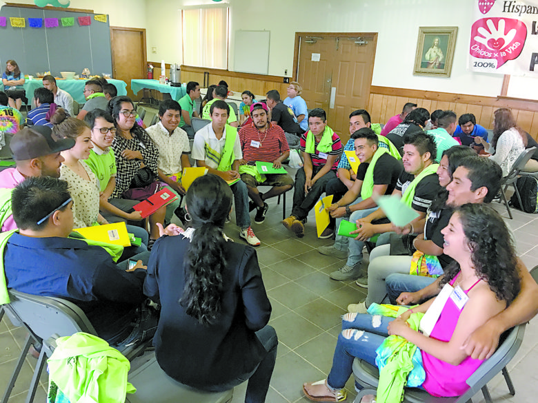 CAROLINA DEL NORTE – Jóvenes adultos del sureste de los Estados Unidos se reunieron recientemente para dialogar sobre el Libro de la Pascua de la Pascual Juvenil del 2017. Izamar Mazi (der.) de Jackson fue una de 17 jóvenes de la Diócesis de Jackson que participó en la redacción del libro.