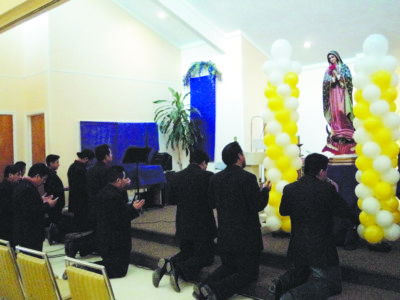 CARTHAGE – Los miembros del grupo musical de la Parroquia Santa Ana hacen la oración del inicio de la misa el sábado 10 de diciembre. La celebración incluyó mañanitas, procesión y un agazajo. La comunidad disfrutó de los bailes presentados por el grupo de danzas Aztecas de la Parroquia Santa Teresa en Jackson. (Foto de la Hermana María Elena Méndez) 