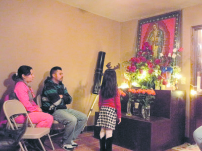 MORTON – Miembros de una familia de Morton rezan el rosario en honor a la Virgen de Guadalupe. La comunidad se reunió en los hogares de varias familias para rezar los rosarios. (Foto de la Hermana María Elena Méndez)