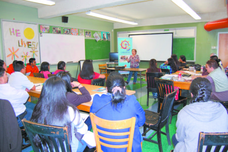 Elsa Baughman, (centro) del equipo diocesano de entrenamiento del V Encuentro Nacional, presenta información sobre la guía y los temas de las cinco seones de reflexión del encuentro que comenzarán a realizarse en enero del 2017. (Foto de la Hermana María Elena Méndez) 