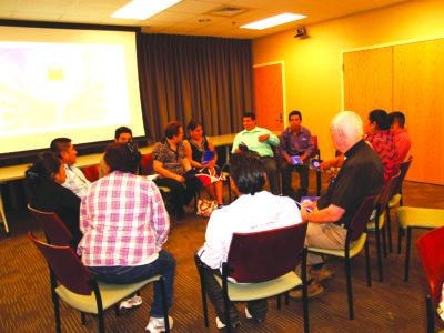 JACKSON - Los miembros de la parroquia del Sagrado Corazón de Cantón discuten la nueva misión, visión y prioridades pastorales durante la primera reunión de la comunidad. (Foto de Maureen Smith)