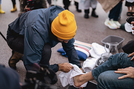 Sacerdotes: Los detenidos por ICE ven las visitas del Triduo Pascual de un grupo de Chicago como un signo de ‘humanidad’